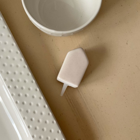 3 Ceramic House-Shaped Ivory Place Card Holder Decorations 🏠 - Picture 4 of 5